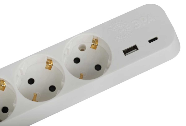 Удлинитель электрический ЭРА UB-3es-5m-USB c заземлением с выключателем 3 розетки + 1xUSBA+1xUSBC 5м 10А Б0052899